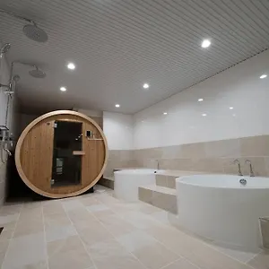 Villa Tomo 非日常の暮らし 広い浴室サウナ付き、寝室6つ、ベッド11台　関西空港直通の最寄り駅, Osaka